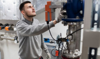 Ein Mann installiert Heizungsarmaturen.