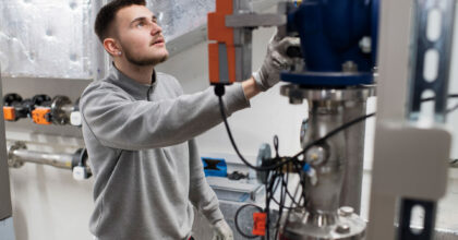 Ein Mann installiert Heizungsarmaturen.