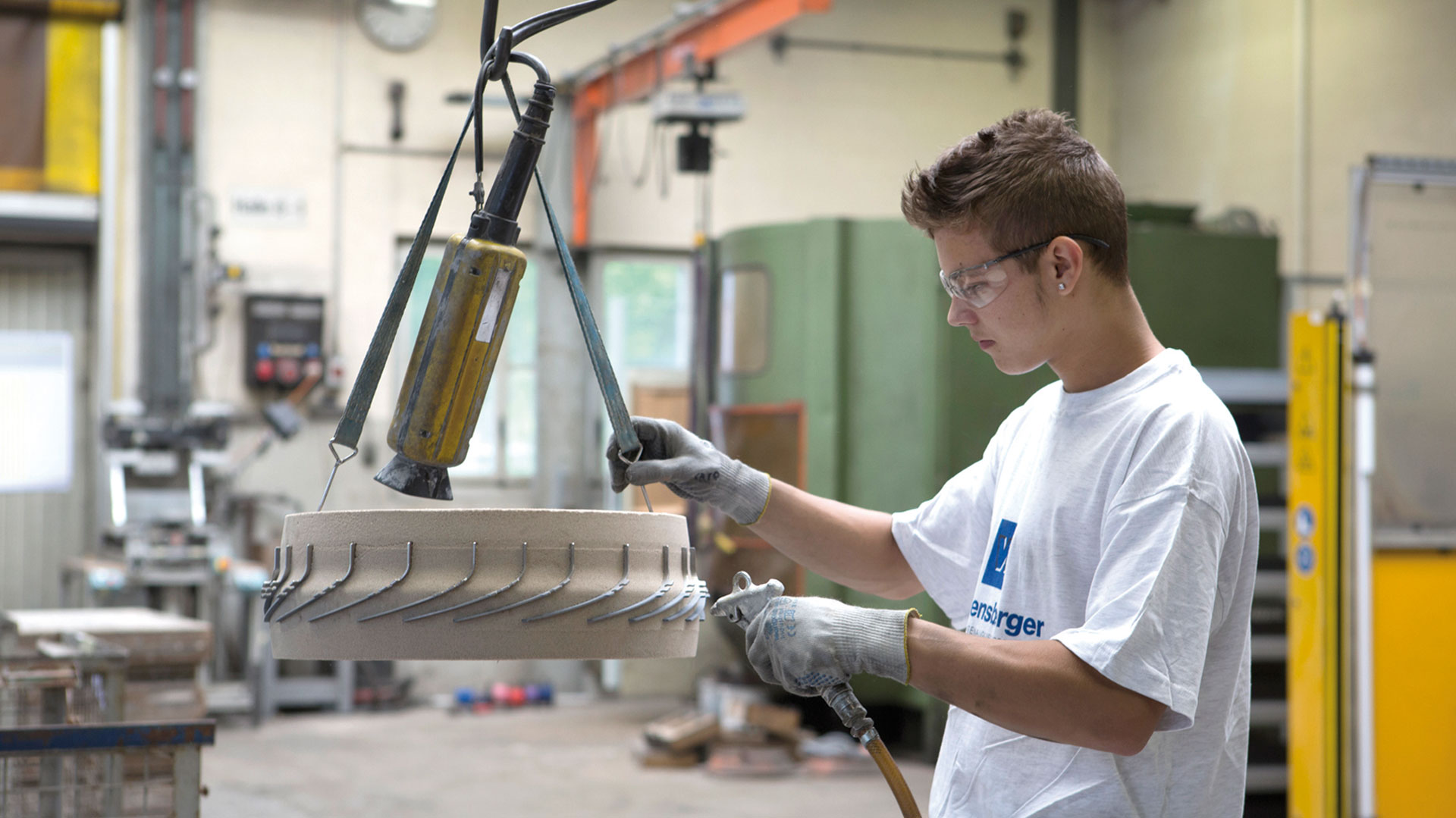 Ein Mann kontrolliert ein fertiges Gussteil.