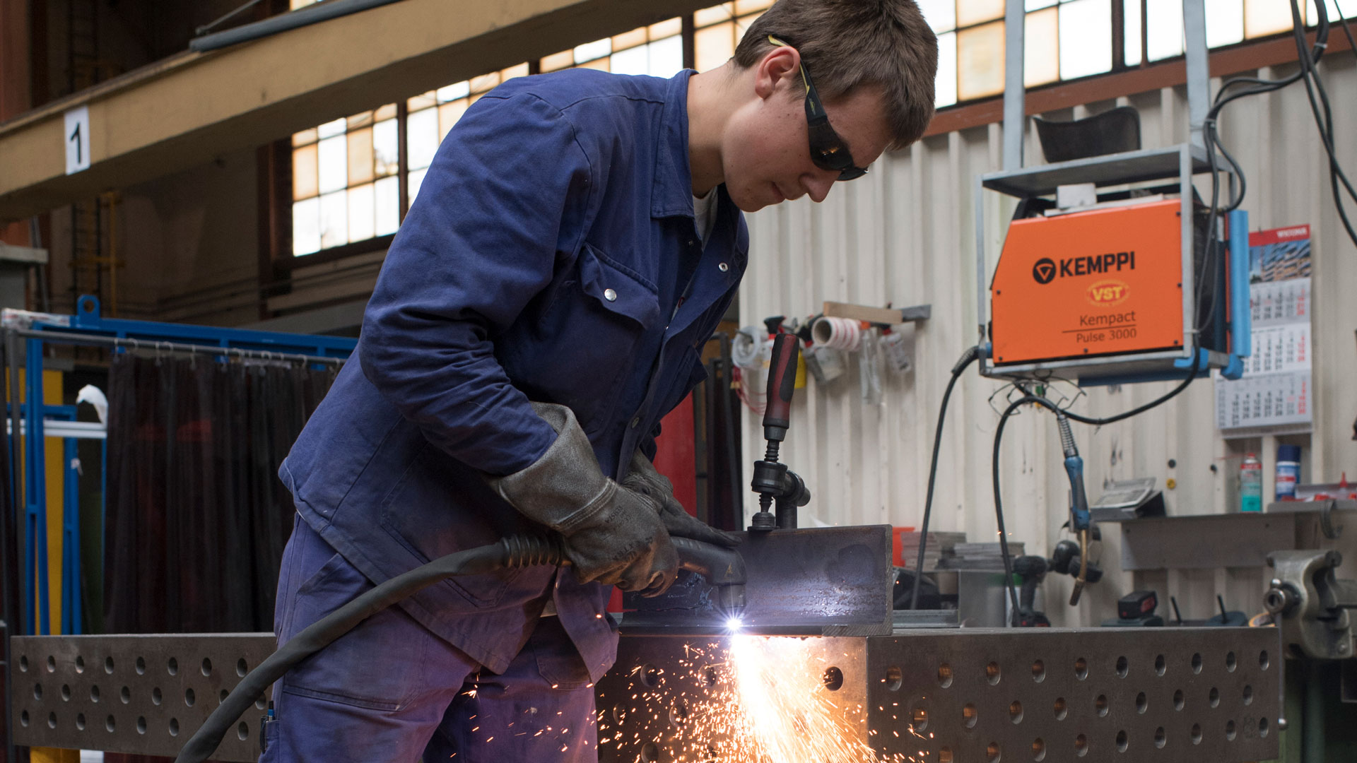 Ein Mann schweisst ein Metallteil.