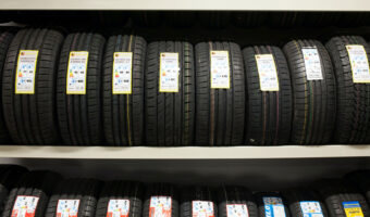 Autoreifen in verschiedenen Grössen sind in einem Regal aufgereiht.