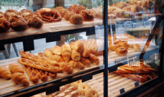 Verschiedene Brötchen liegen in einer Theke zum Verkauf parat.