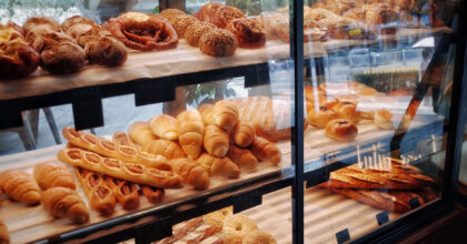 Verschiedene Brötchen liegen in einer Theke zum Verkauf parat.