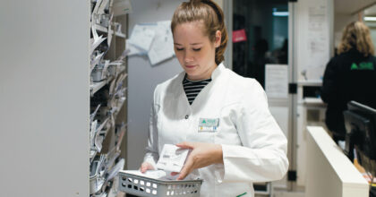 Eine Frau überprüft Medikamente in der Apotheke.